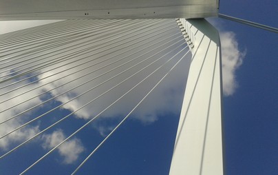 Moderne brug tegen een blauwe lucht